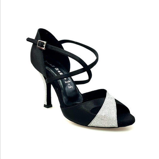 Scarpa da donna Ely QC in raso nero e glitter argento con cinturino incrociato e tacco rocchetto, elegante e scintillante.