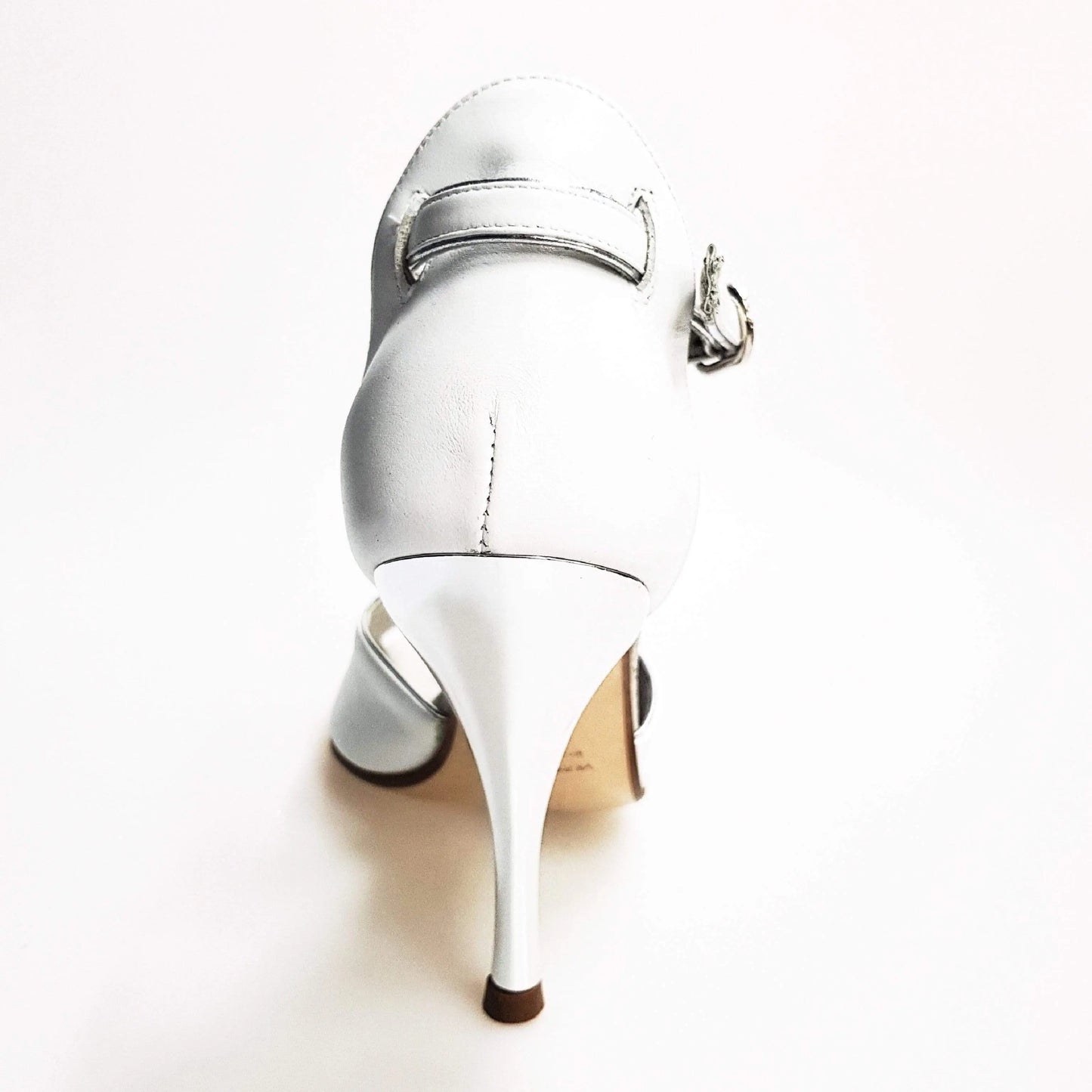 Scarpa da donna Wishdance ELIDE in pelle bianca con dettagli argento, tacco a spillo laminato e profili argentati.