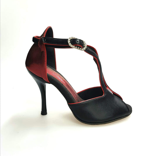Scarpa da donna Wishdance in pelle nera con tallone in lurex rosso, design elegante e dettagli raffinati.