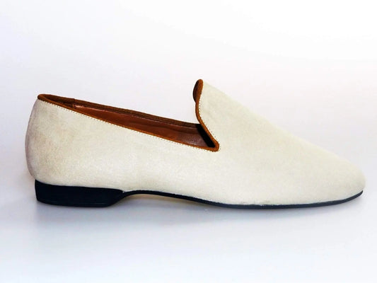Mocassino da uomo Wishdance in camoscio beige, scarpa elegante con design classico e dettagli raffinati.