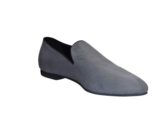 Scarpa mocassino da uomo Wishdance in camoscio grigio, elegante e confortevole, con dettagli classici e suola robusta.