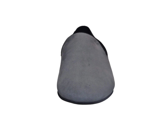 Scarpa mocassino da uomo Wishdance in camoscio grigio, elegante e comoda, con design classico e dettagli raffinati.