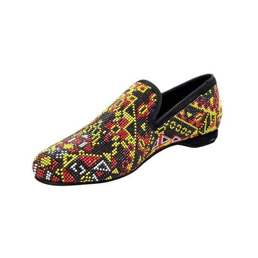 Mocassino uomo Wishdance Samakaka Yellow in camoscio nero con Swarovski neri e borchiette bianche, rosse e gialle.