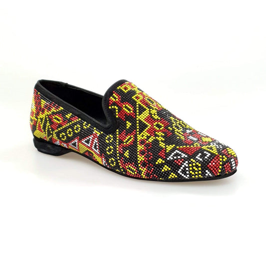 Mocassino Wishdance Samakaka Yellow in camoscio nero con Swarovski neri e borchiette bianche, rosse e gialle, stile elegante.