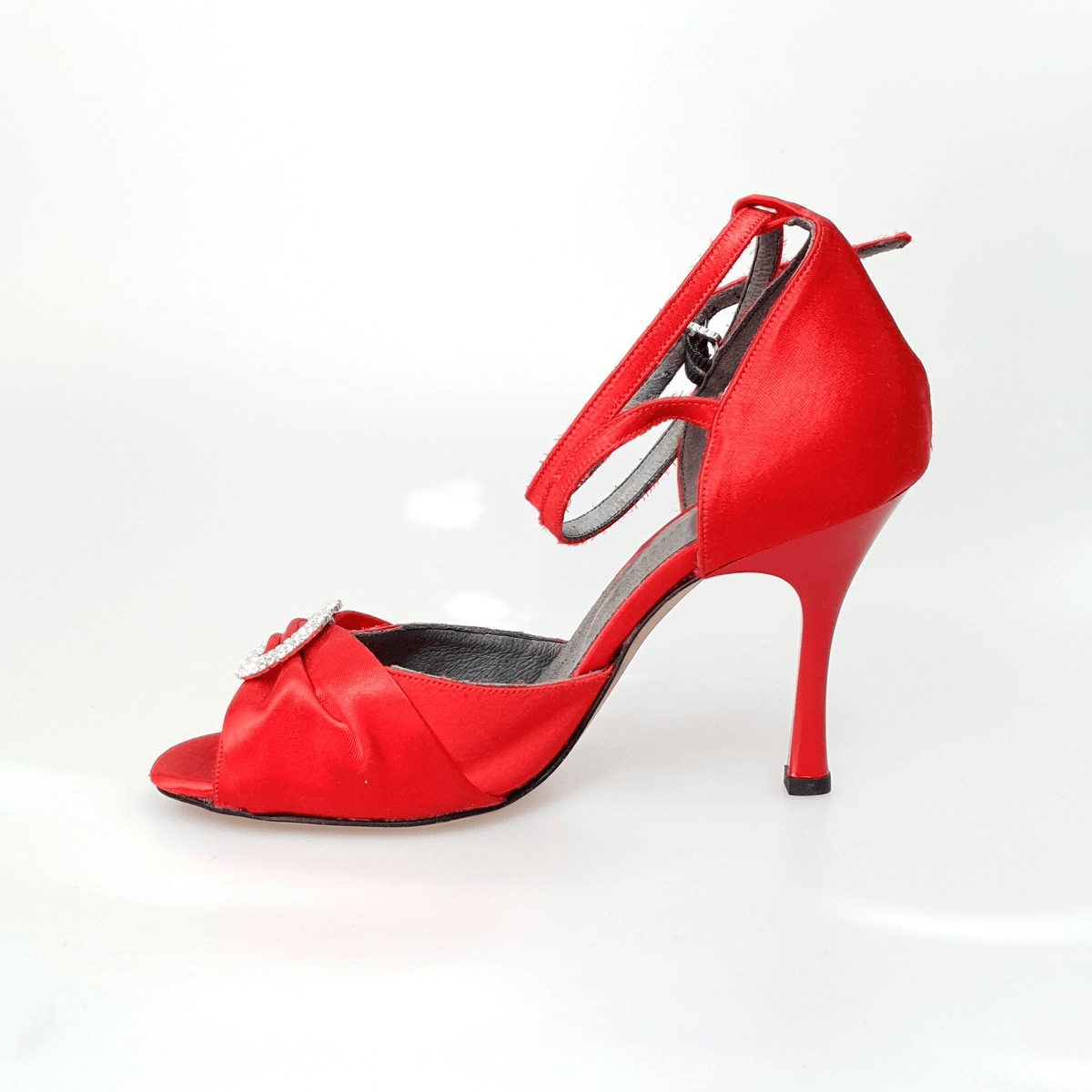 Sandalo Outlet in raso rosso con inserto strassato e tacco a rocchettino smaltato rosso, scarpa elegante e femminile