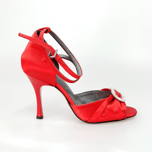 Sandalo Outlet in raso rosso con inserto strassato e tacco a rocchettino smaltato rosso, scarpa elegante femminile