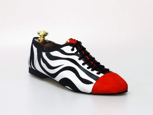 Scarpa Jazz Wishdance Savana unisex in pelle nera con fantasia zebrata e punta personalizzata, stile elegante e originale