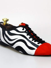 Carica immagine nella Galleria, Scarpa Jazz Wishdance Savana unisex in pelle nera con fantasia zebrata e punta personalizzata, stile elegante e originale