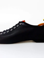 Carica immagine nella Galleria, Scarpa Jazz Wishdance Savana unisex in pelle nera con fantasia zebrata e punta personalizzata, stile elegante e originale.