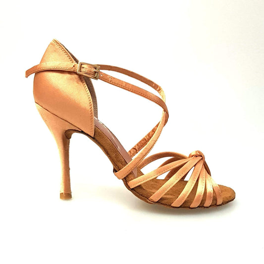 Scarpa da ballo Wishdance Patty QC in raso seta carne, con fascette incrociate e tacco spillo, ideale per danza e eleganza.