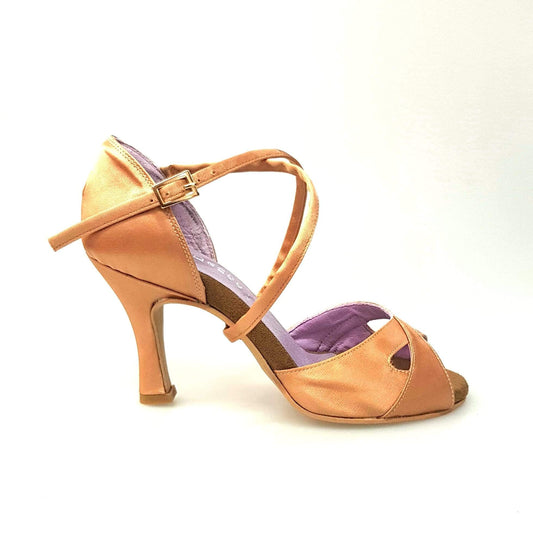 Scarpa Wishdance Ely QC da donna in raso carne con cinturino incrociato e tacco rocchetto, vista frontale.