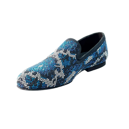 Scarpa mocassino Wishdance Viper Blue in camoscio blu con dettagli Swarovski blu, bianco e nero, su fondo micro.