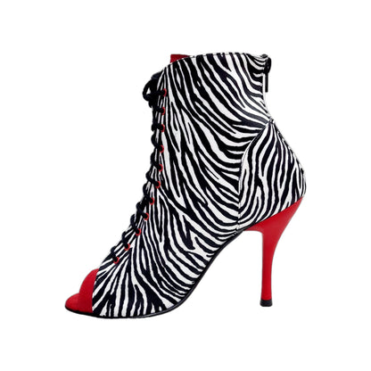 Stivaletto Wish Dance Shop Alexis Zebra con zip, inserti in camoscio rosso e tacco a spillo in alluminio verniciato rosso.