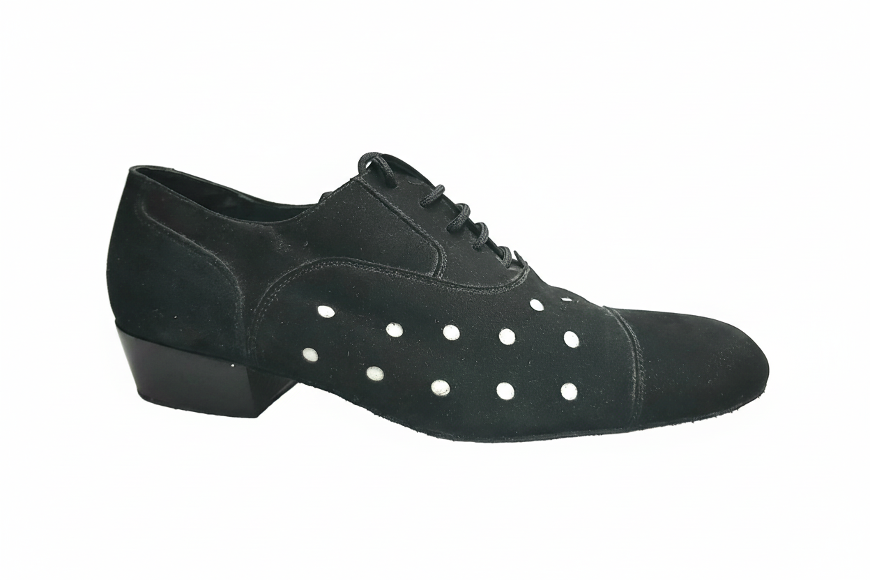 Scarpa da uomo Vasco Movida by WISH DANCE in camoscio nero con pois bianchi, elegante e confortevole, vista frontale.