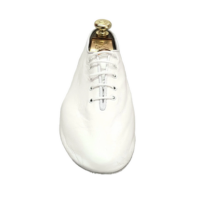 Scarpa jazz bianca Cahetel White J04 in pelle, comoda e elegante, ideale per ballo jazz, mostrata in primo piano.