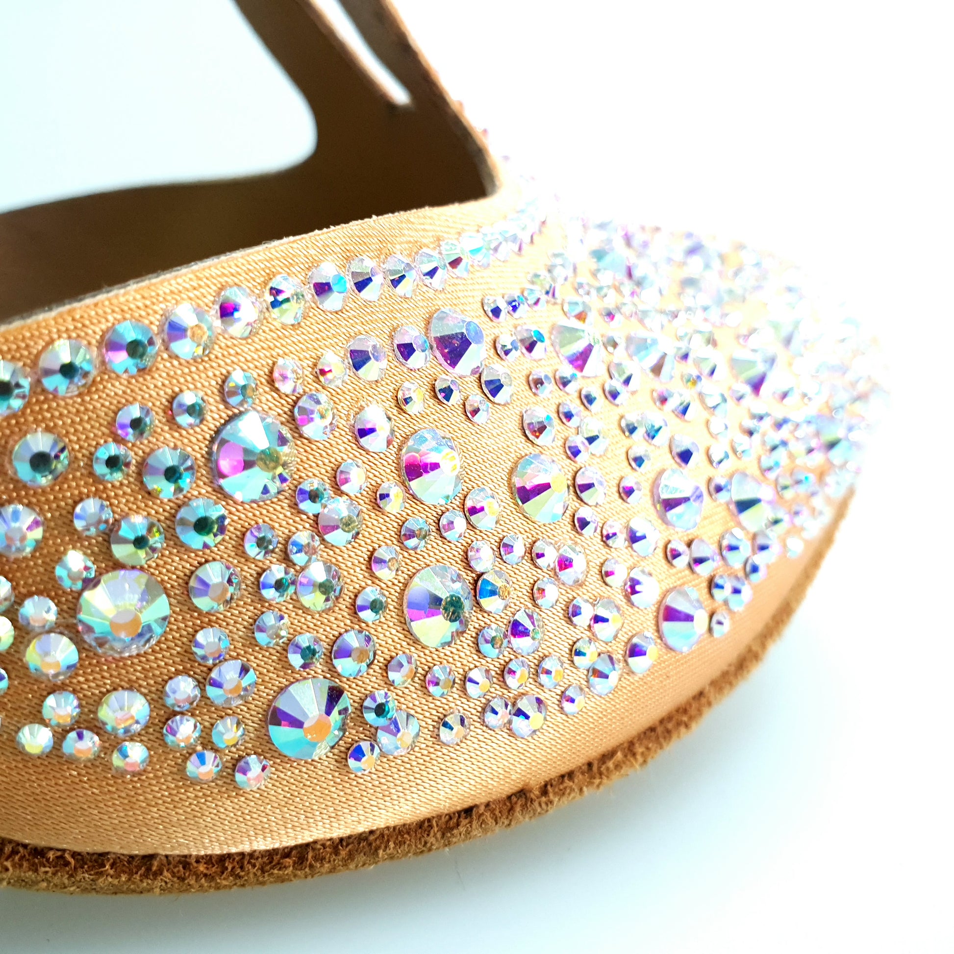 Scarpa da donna Miriam Temptation Plus Wish Dance Shop in raso seta carne con Swarovski boreali e tacco a rocchetto.
