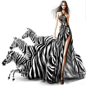 Jenny (18/06) - Scarpa in Raso Seta Disegno Zebra con dettagli Listello e cinturini in Vernice Nera con Tacco a Spillo Smaltato Nero