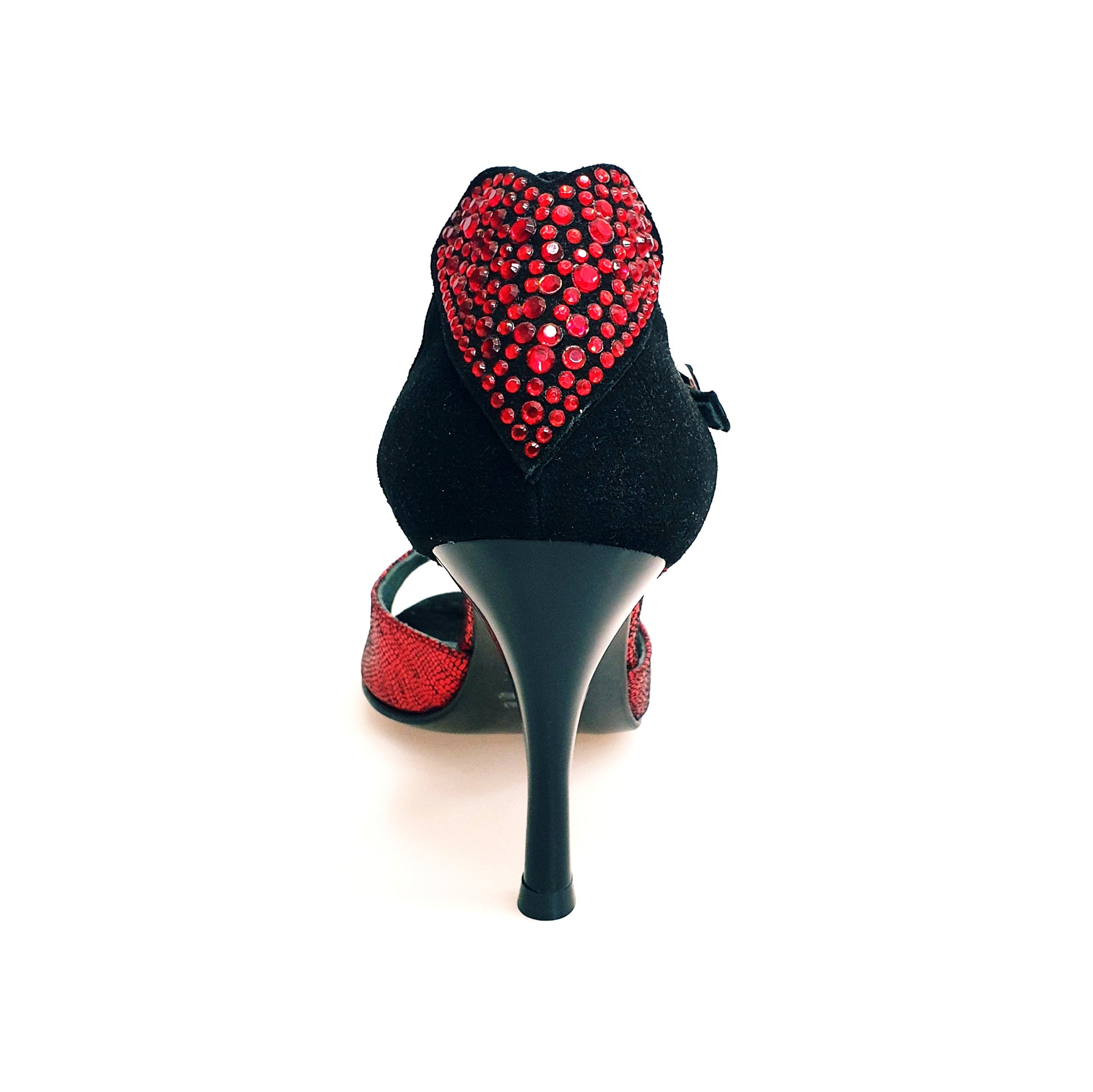 Sandalo da donna Wish Dance in camoscio nero con cuore Swarovski rosso e tacco a rocchetto smaltato nero.