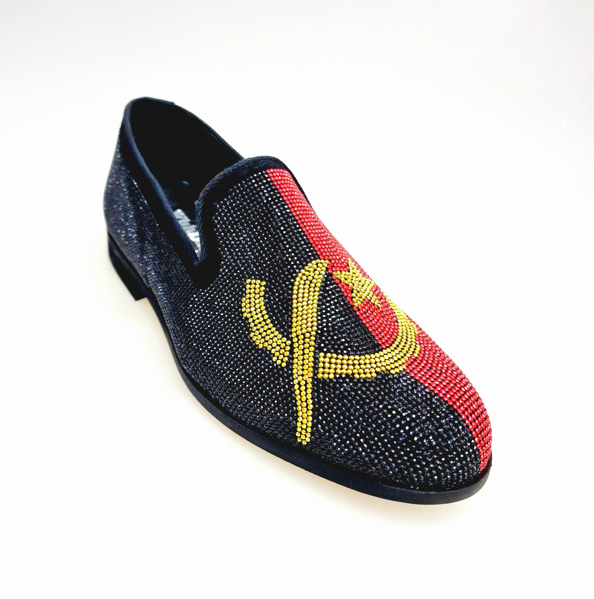 Scarpa da uomo MACETE Facão (800PJ) in camoscio nero con dettagli bandiera angolana, miniborchie rosse e oro, Wish Dance Shop