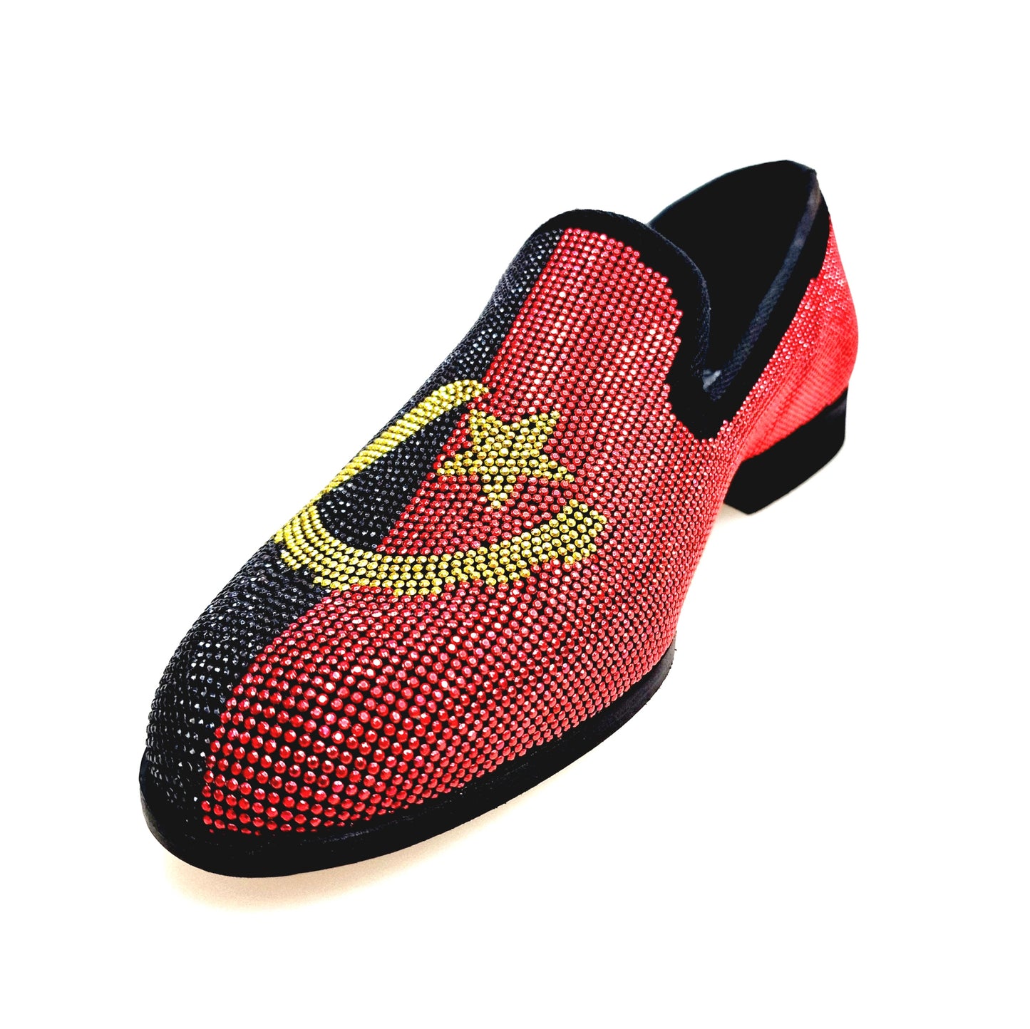 Scarpa da uomo MACETE Facão 800PJ in camoscio nero con dettagli bandiera angolana, miniborchie rosse e oro, Wish Dance Shop