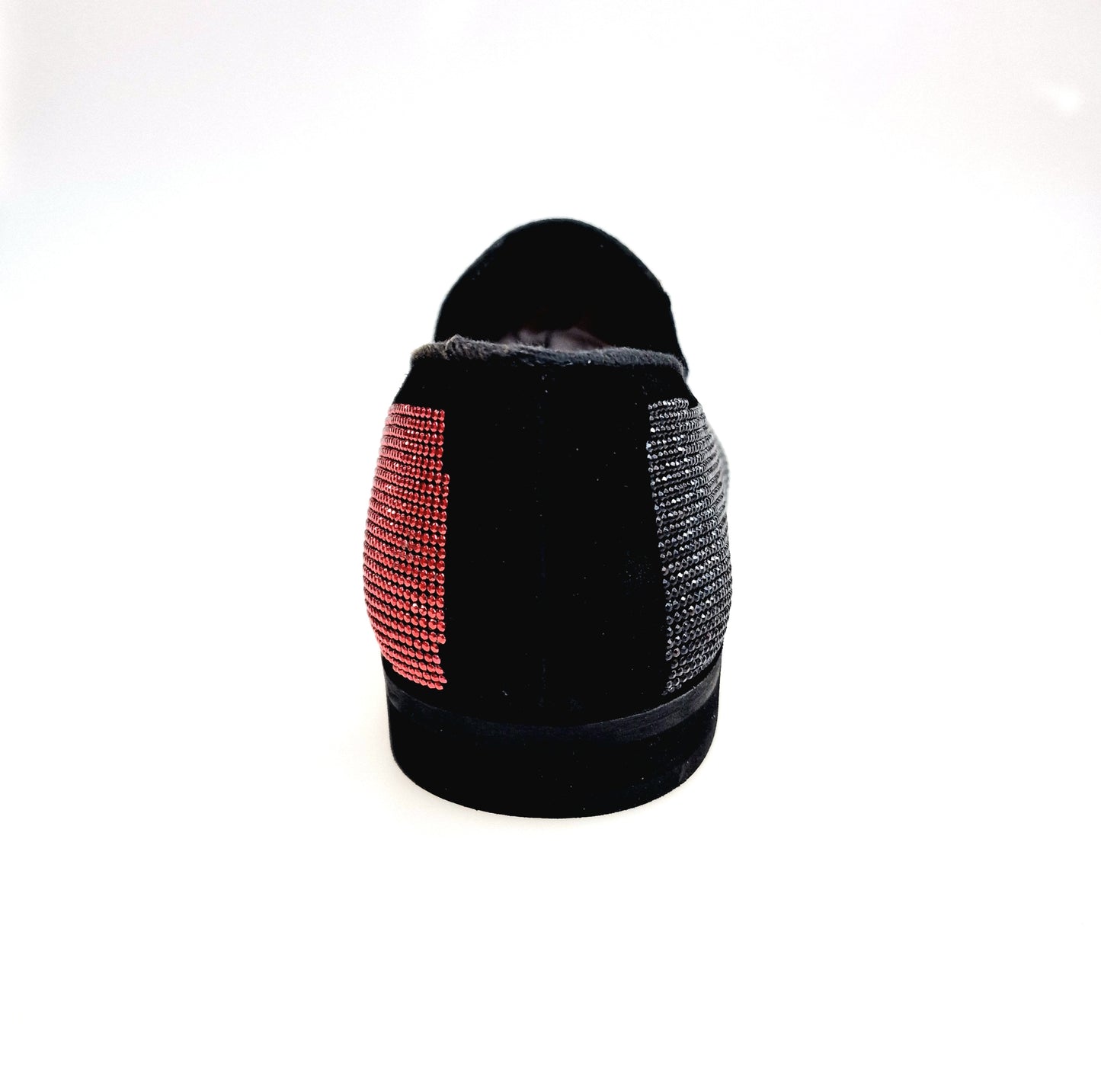 Scarpa da uomo MACETE Facão (800PJ) in camoscio nero con dettagli rossi, neri e oro, con bandiera angolana, stile mocassino.
