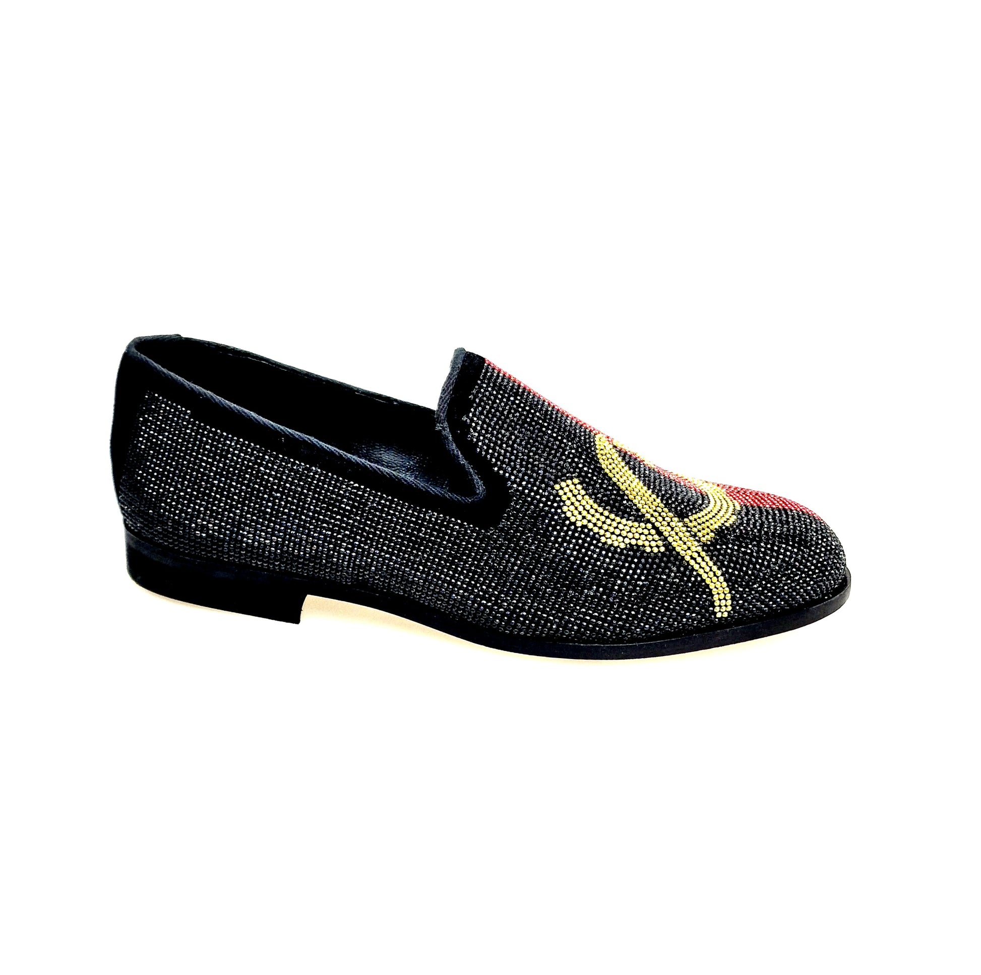 Scarpa da uomo MACETE Facão (800PJ) in camoscio nero con dettagli bandiera angolana, miniborchie rosse e oro, stile elegante.
