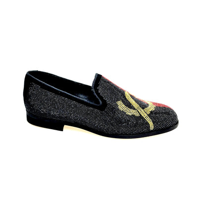 Scarpa da uomo MACETE Facão (800PJ) in camoscio nero con dettagli bandiera angolana, miniborchie rosse e oro, stile elegante.