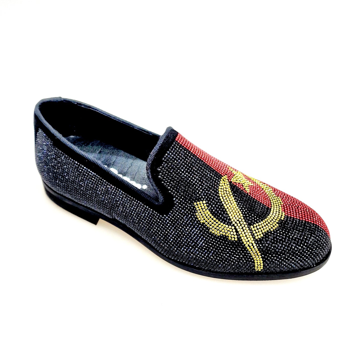 Scarpa da uomo MACETE Facão 800PJ in camoscio nero con dettagli bandiera angolana, miniborchie rosse, nere e oro.