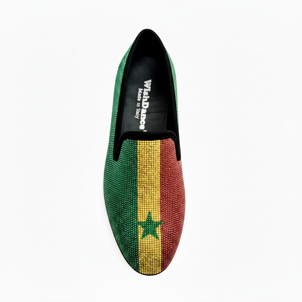 Scarpa da uomo MACETE Facão (800PJ) in camoscio nero con dettagli bandiera angolana, miniborchie rosse, nere e oro, Wish Dance Shop