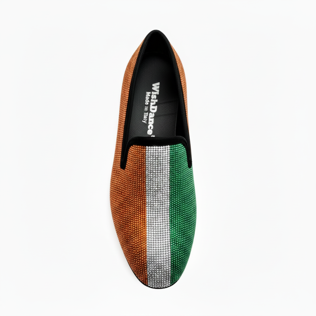 Scarpa da uomo MACETE Facão 800PJ in camoscio nero con dettagli bandiera angolana e miniborchie rossa, nera e oro.