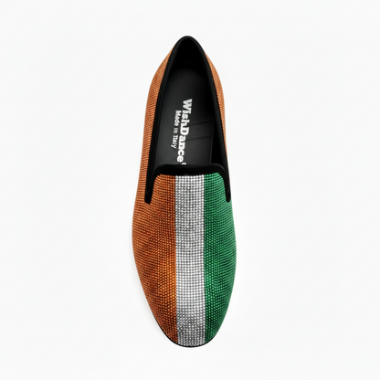 Scarpa da uomo MACETE Facão 800PJ in camoscio nero con dettagli bandiera angolana e miniborchie rossa, nera e oro.