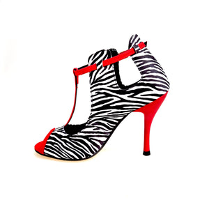 Jenny (18/06) - Scarpa in Raso Seta Disegno Zebra con dettagli Listello, cinturini e sottopiede in Camoscio Rosso con Tacco a Spillo effetto Gommato Rosso