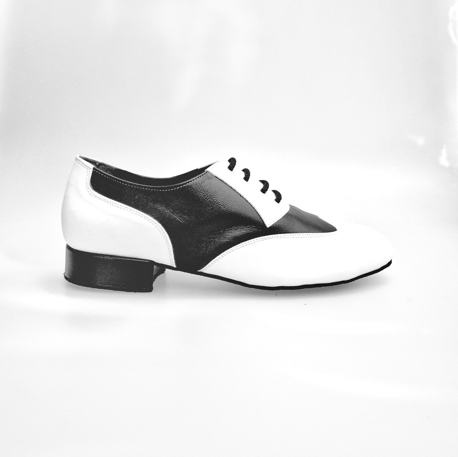 Scarpa stringata COTISO 108N Wish Dance Shop in pelle bianca e nera, modello Oxford con dettaglio a coda di rondine, vista frontale