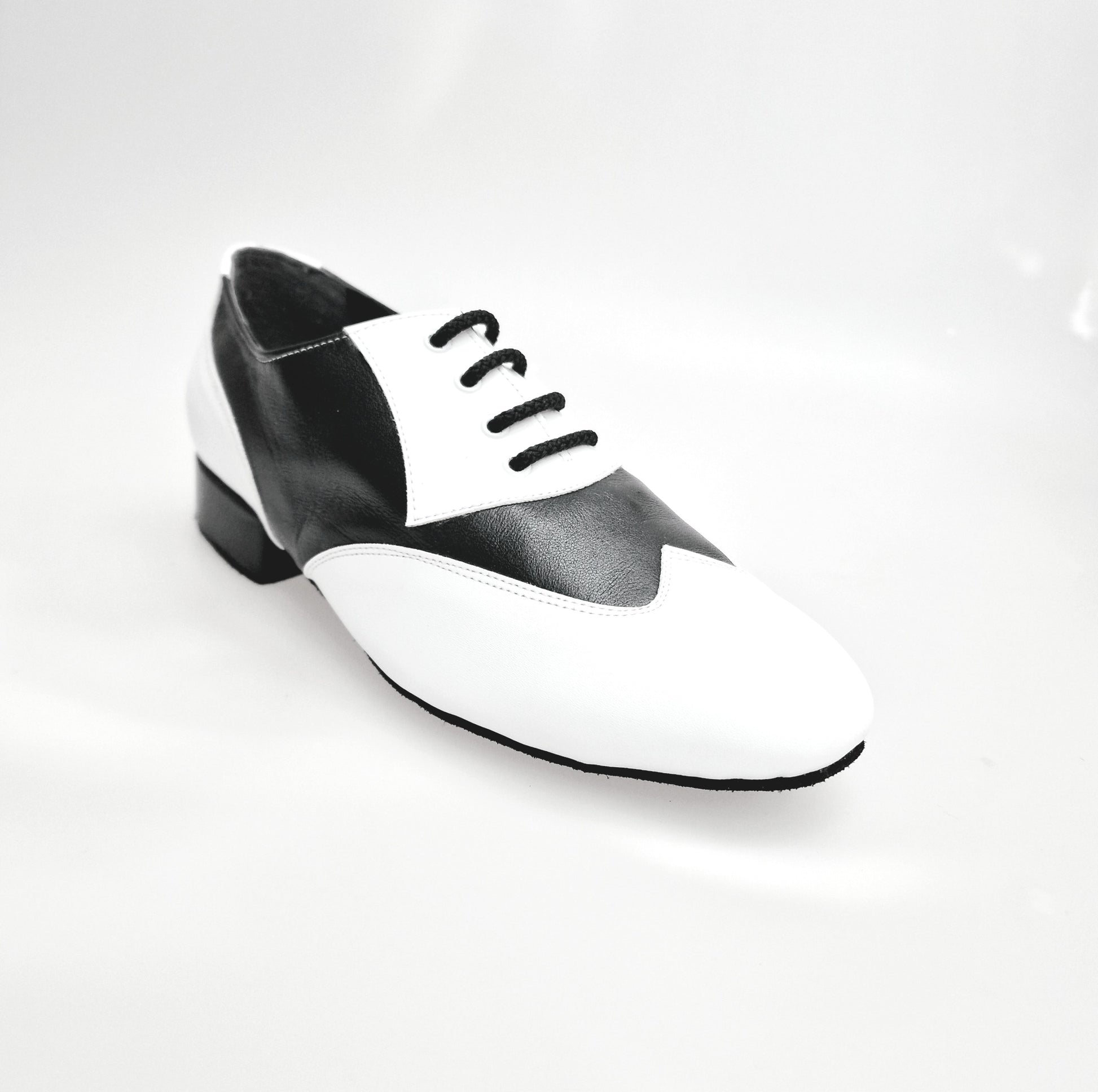 Scarpe stringate COTISO (108N) mod. Oxford in pelle bianca e nera, con dettaglio a coda di rondine, vista frontale