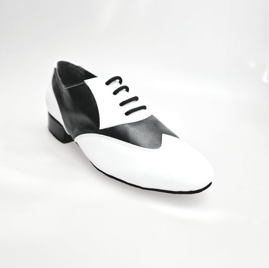 Scarpe stringate COTISO (108N) mod. Oxford in pelle bianca e nera, con dettaglio a coda di rondine, vista frontale