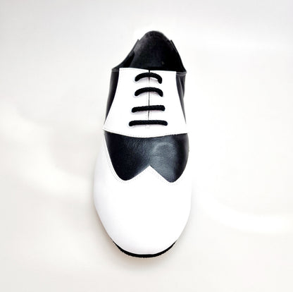 Stringata a coda di rondine Wish Dance Shop, modello Oxford in pelle bianca e nera, con dettagli eleganti e classici.