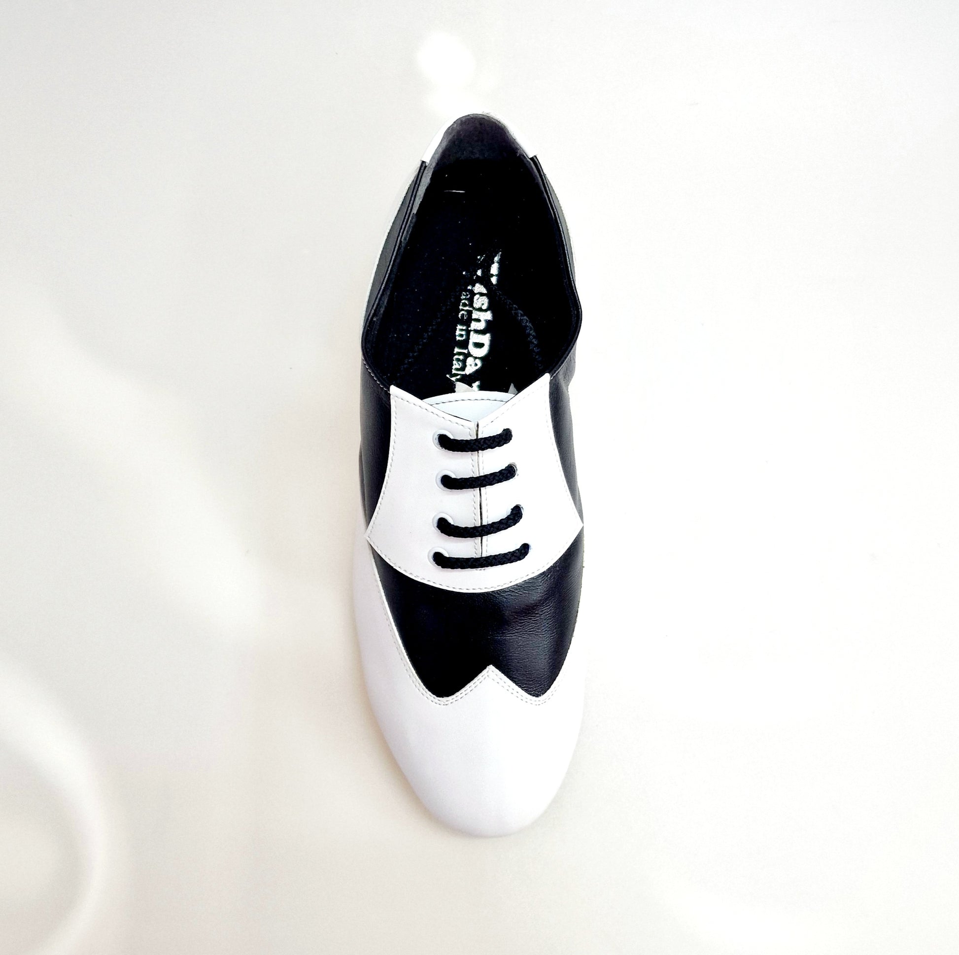 Stringata a coda di rondine Wish Dance Shop in pelle bianca e nera, scarpe Oxford mod. 108N, stile elegante e classico