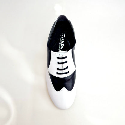 Stringata a coda di rondine Wish Dance Shop in pelle bianca e nera, scarpe Oxford mod. 108N, stile elegante e classico
