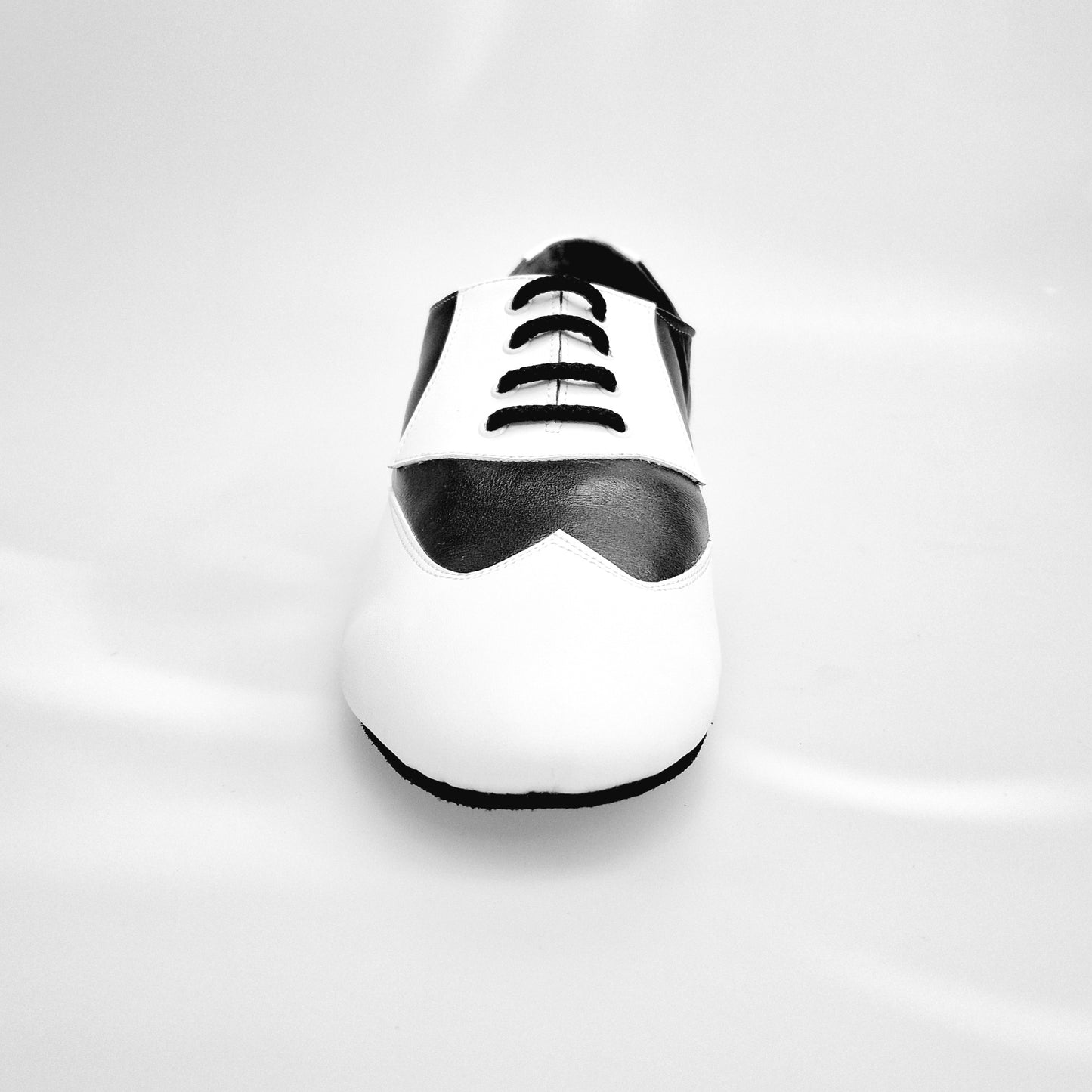 Scarpa stringata COTISO (108N) Wish Dance Shop in pelle bianca e nera con dettaglio a coda di rondine mod. Oxford.