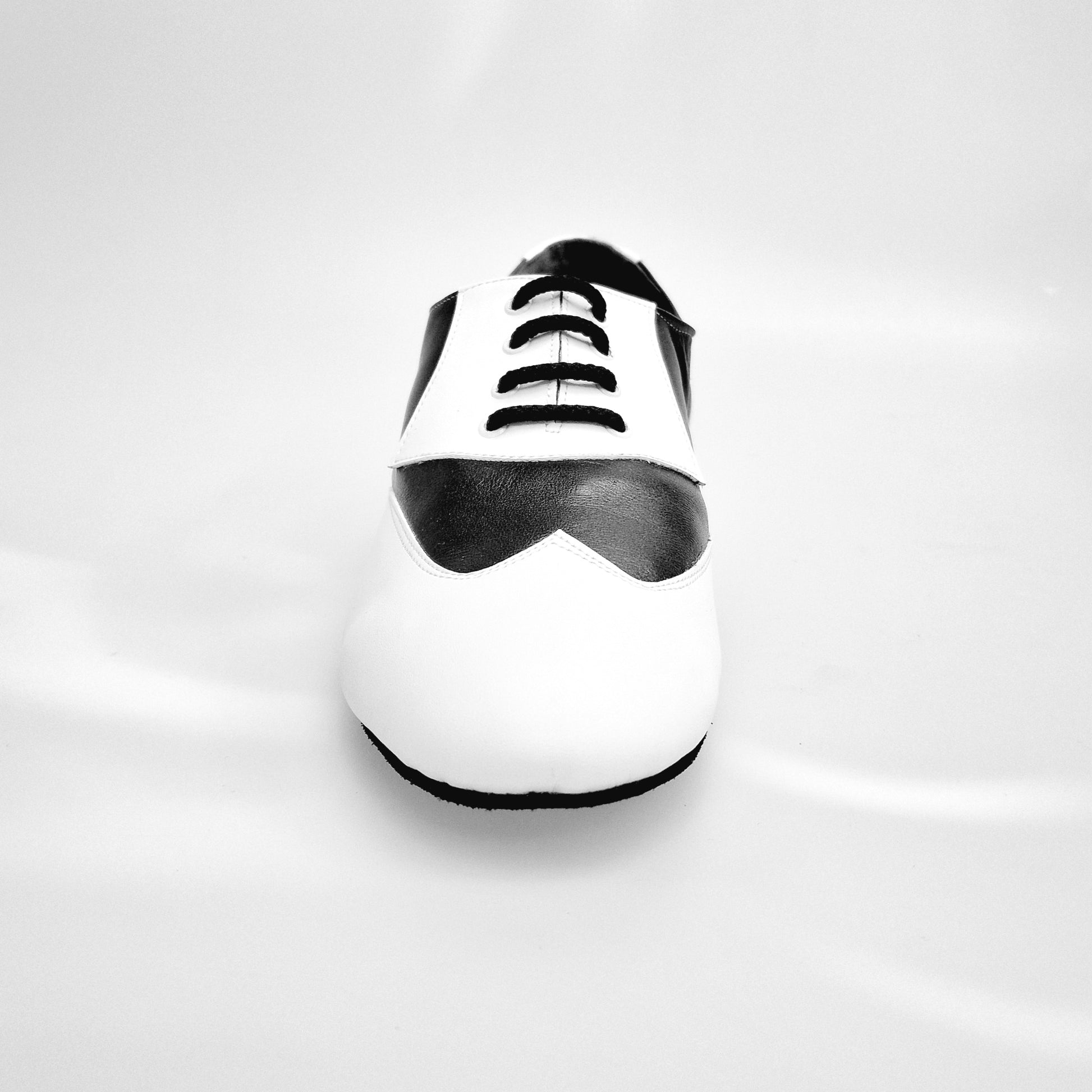 Scarpa stringata COTISO (108N) Wish Dance Shop in pelle bianca e nera con dettaglio a coda di rondine mod. Oxford.