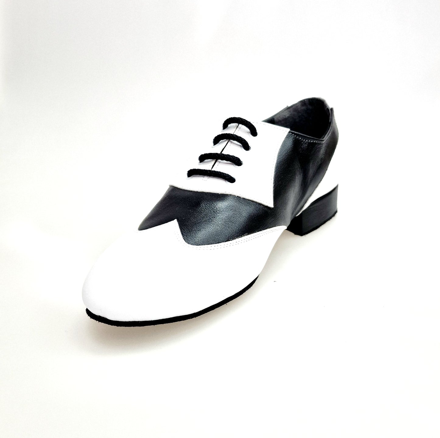Scarpa stringata Wish Dance Shop modello Oxford con pelle bianca e nera, design a coda di rondine, stile elegante e classico.