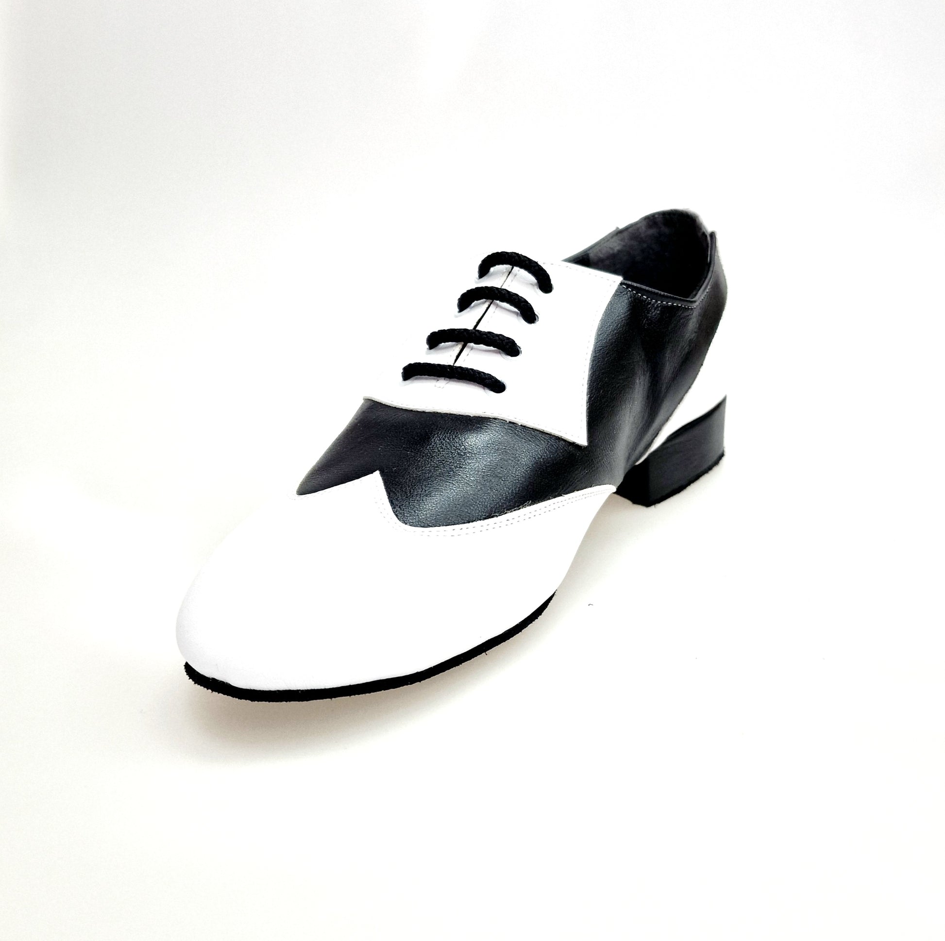 Scarpa stringata Wish Dance Shop modello Oxford con pelle bianca e nera, design a coda di rondine, stile elegante e classico.
