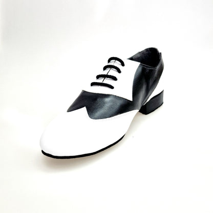 Scarpa stringata Wish Dance Shop modello Oxford con pelle bianca e nera, design a coda di rondine, stile elegante e classico.