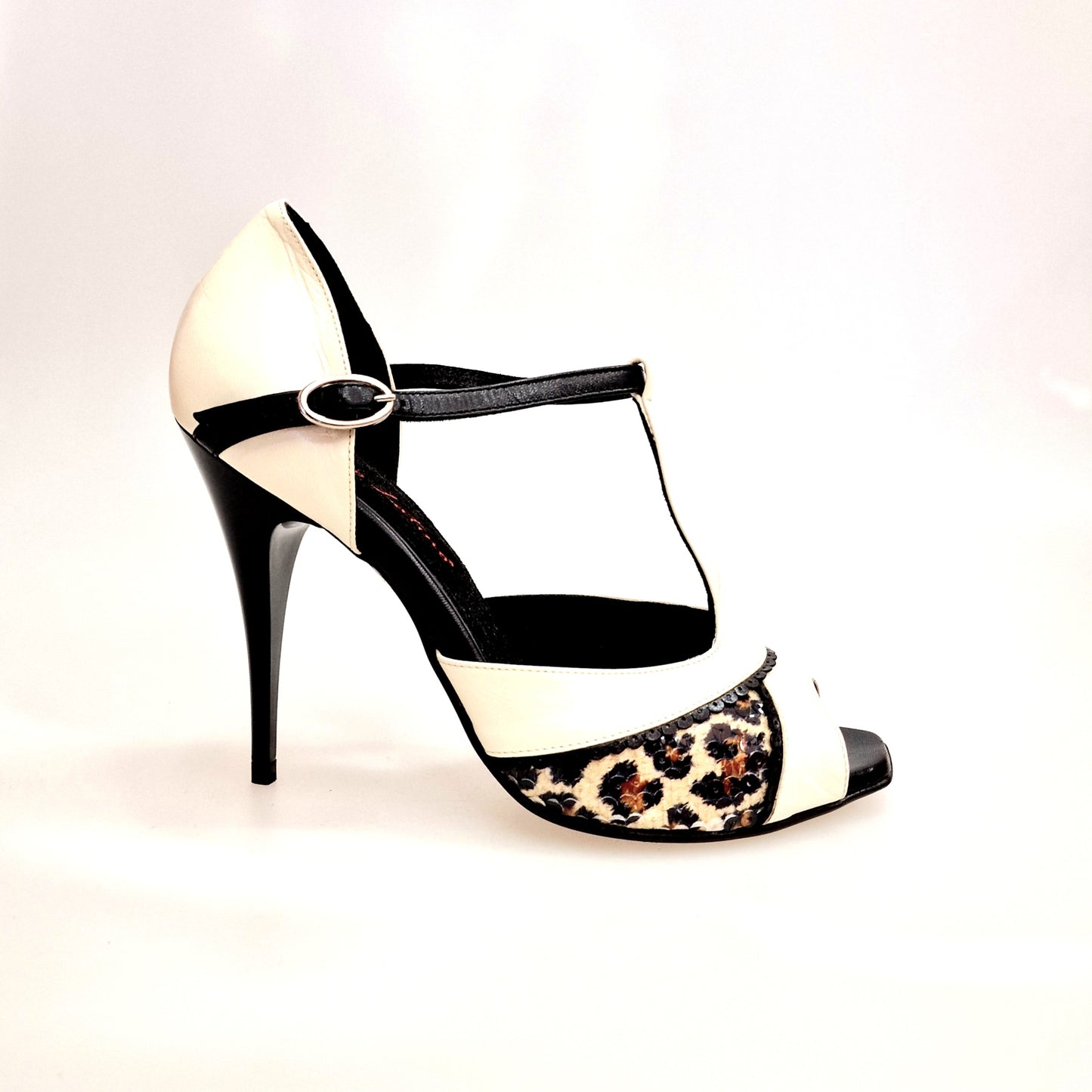 Scarpa donna JANIS F.626 Wish Dance in pelle beige e nera con paillettes leopardate, tacco a spillo smaltato nero.