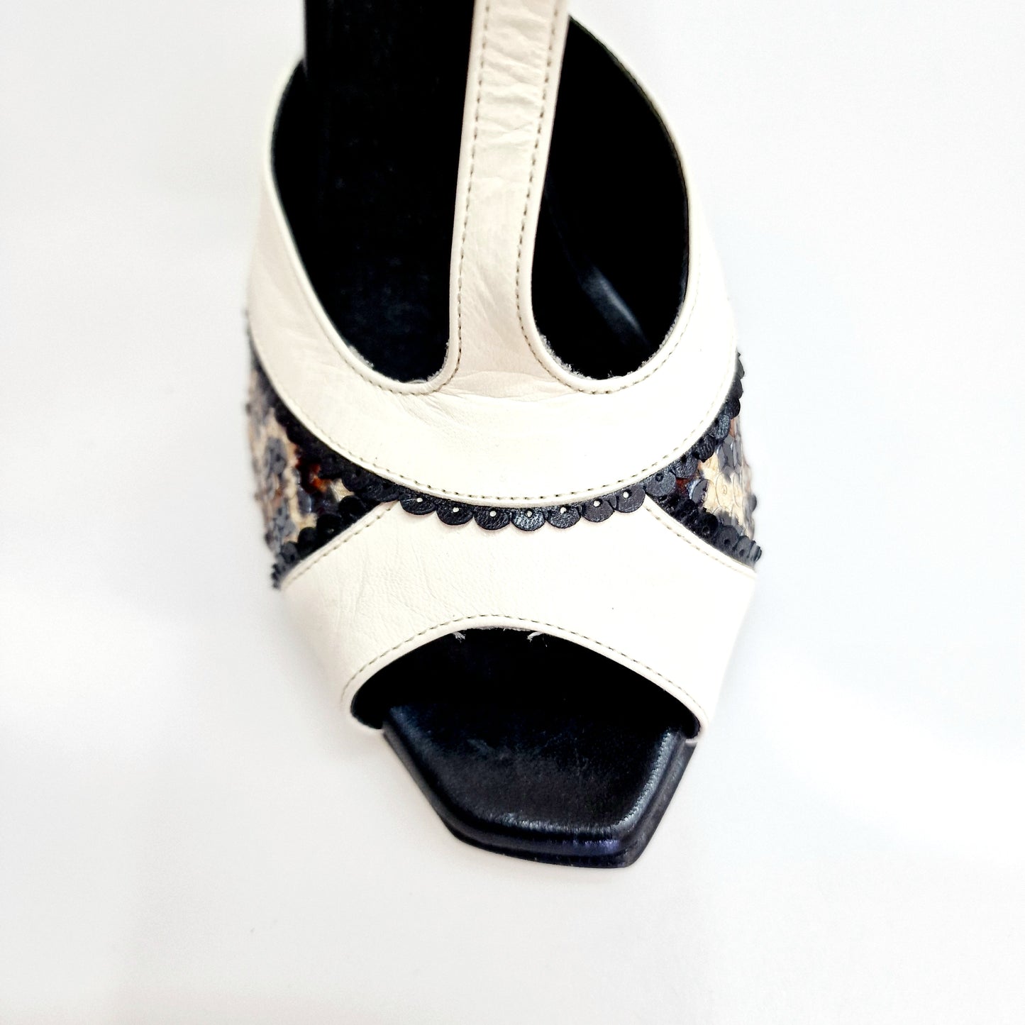 Scarpa in pelle beige e nera Wish Dance F.626 con inserto paillettes leopardate e tacco a spillo smaltato nero.