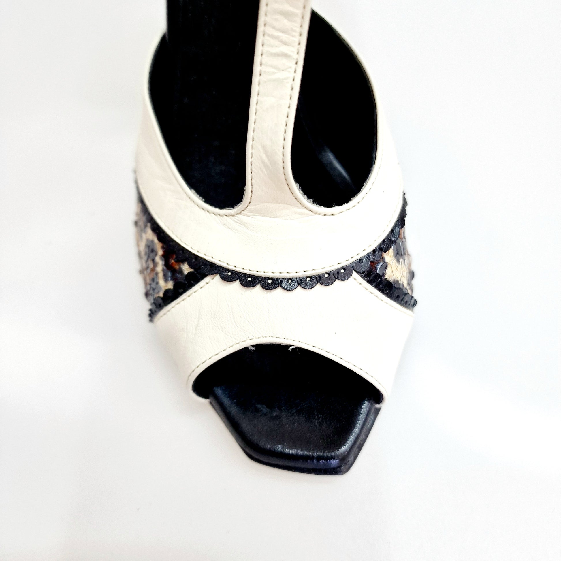 Scarpa in pelle beige e nera Wish Dance F.626 con inserto paillettes leopardate e tacco a spillo smaltato nero.