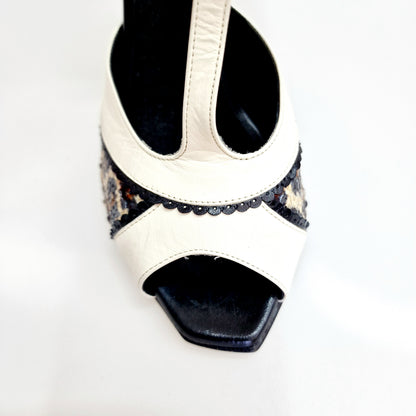 Scarpa in pelle beige e nera Wish Dance F.626 con inserto paillettes leopardate e tacco a spillo smaltato nero.