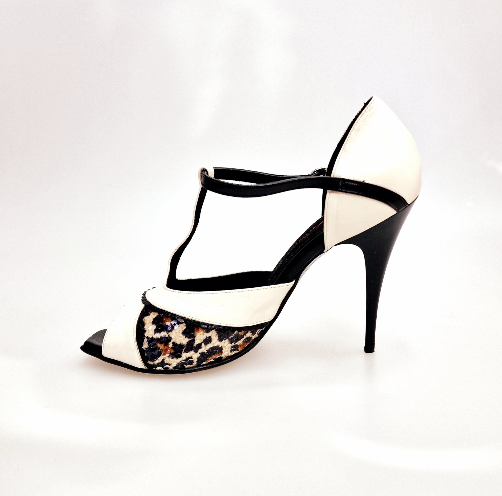 Scarpa in pelle beige e nera Wish Dance con inserto paillettes leopardate e tacco a spillo smaltato nero.