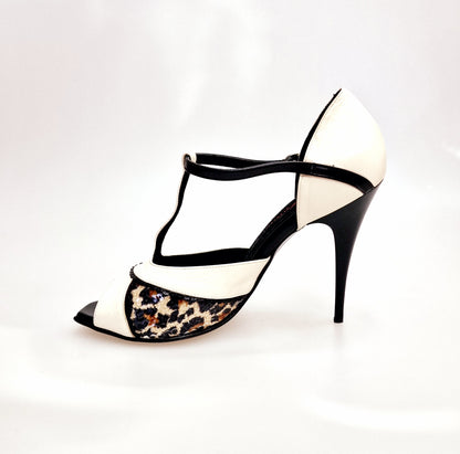 Scarpa in pelle beige e nera Wish Dance con inserto paillettes leopardate e tacco a spillo smaltato nero.