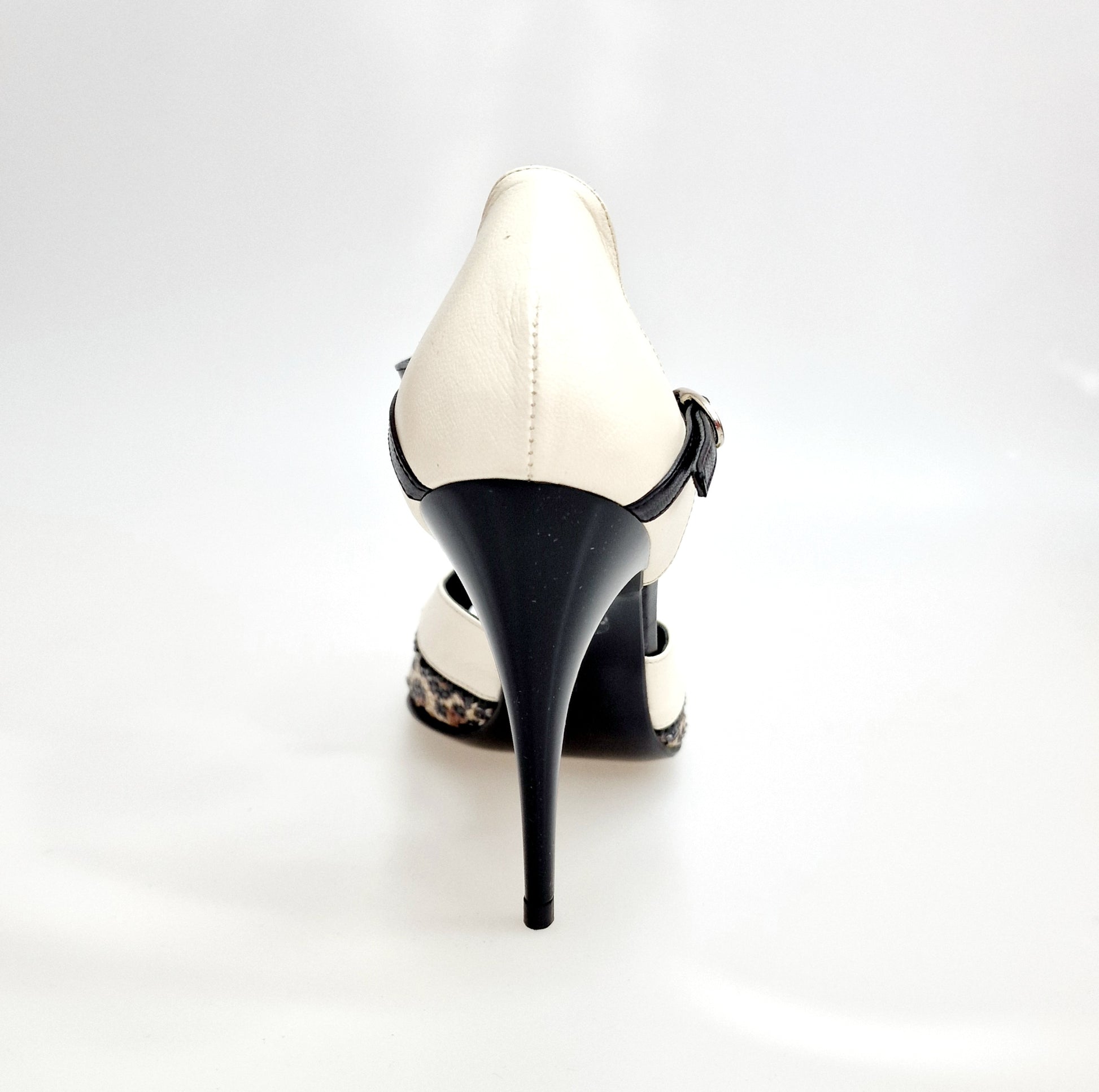 Scarpa in pelle beige e nera Wish Dance con inserto leopardato, tacco a spillo smaltato nero, design elegante e moderno